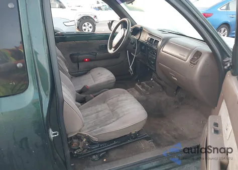 2000 Toyota Tacoma из США, поврежденный, VIN 4TAVL52N2YZ661258